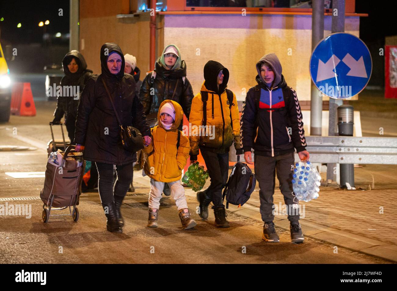 Simon Becker / Le Pictorium - Ukrainische Flüchtlinge an der polnischen Grenze - 5/3/2022 - Polen / Hrebene - Eine Familie zieht an der Hrebe nach Polen Stockfoto