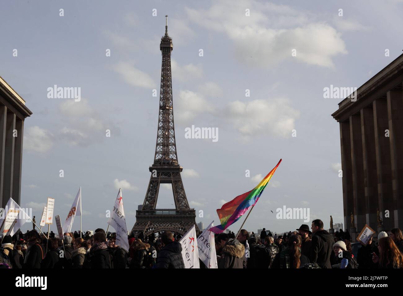 Paris : Manifestation contre le projet de loi anti-avortement en Espagne 01er février 2014. Tour Eiffel. Drapeau espagnol Stockfoto