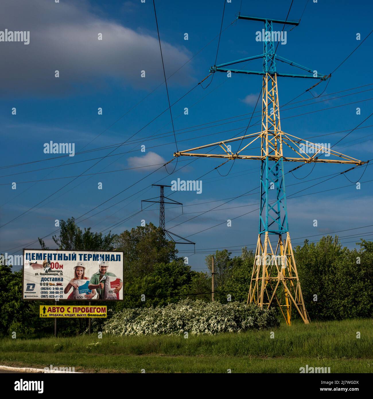 Michael Bunel / Le Pictorium - die Farben der Ukraine - 11/05/2014 - Ukraine / Donbass - ein elektrischer Mast in der Farbe der ukrainischen Flagge. Ph Stockfoto