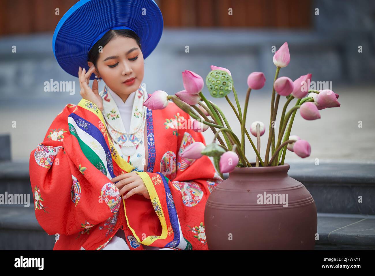 Ho-Chi-Minh-Stadt, Vietnam: Vietnamesische Mädchen tragen alte Kostüme, um zu Pagoden zu gehen Stockfoto