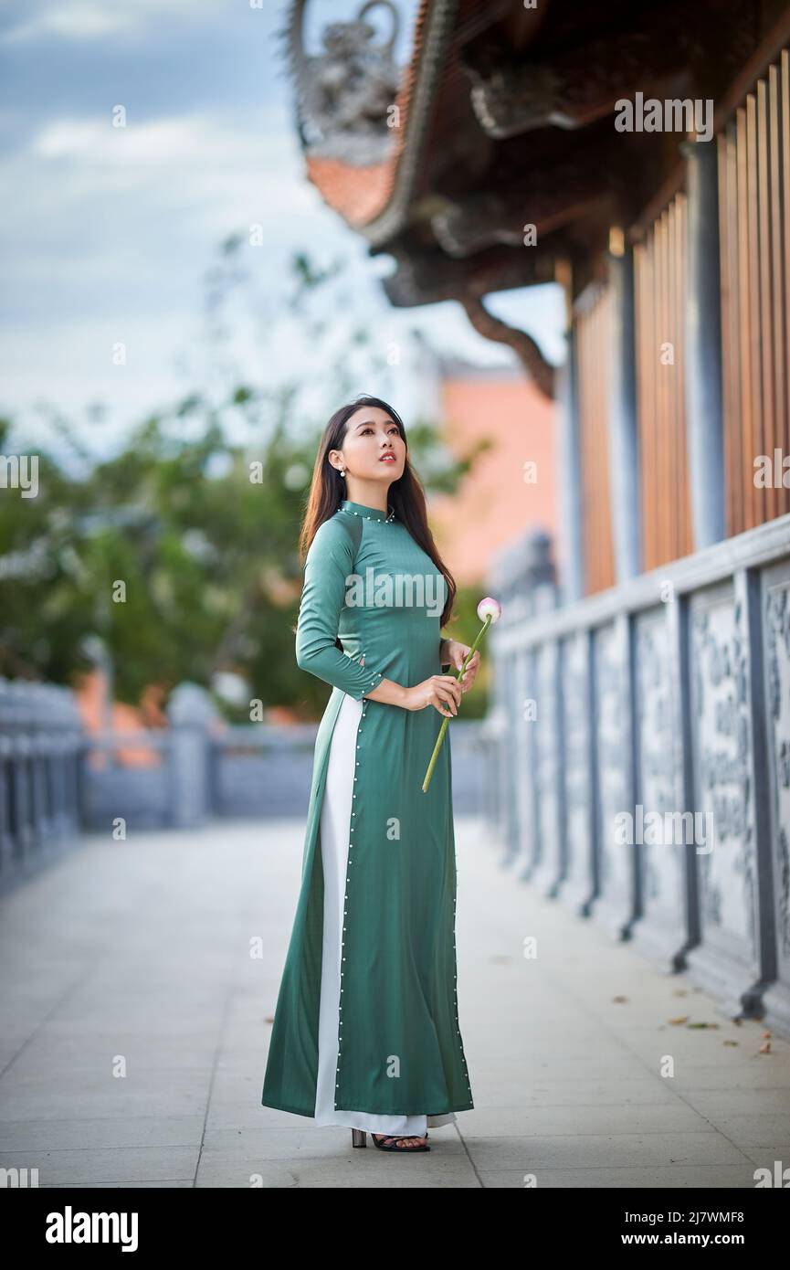 Ho-Chi-Minh-Stadt, Vietnam: Vietnamesisches Mädchen, das in Ao dai zur Pagode geht Stockfoto