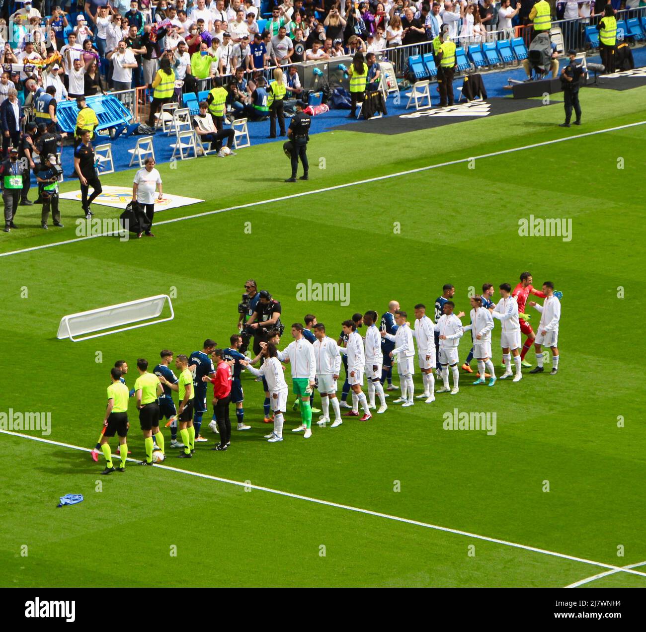 Die Hand vor dem Spiel schüttelt Real Madrid gegen Espanyol und entscheidet sich für Real Madrid, zum 35.. Mal in der Saison 2022/23 Liga-Meister zu werden Stockfoto