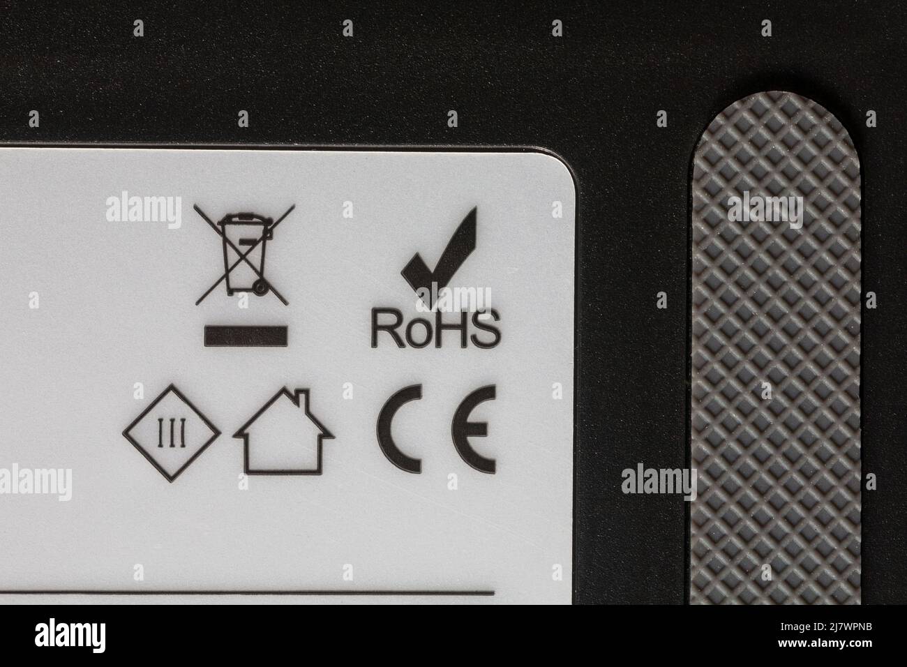 ROHS-Beschränkung von Gefahrstoffen, CE-Symbol-Logo und Recycling-Informationen auf Roboter-Staubsauger – Entsorgung Recycling Recycling-Logo-Symbol Stockfoto