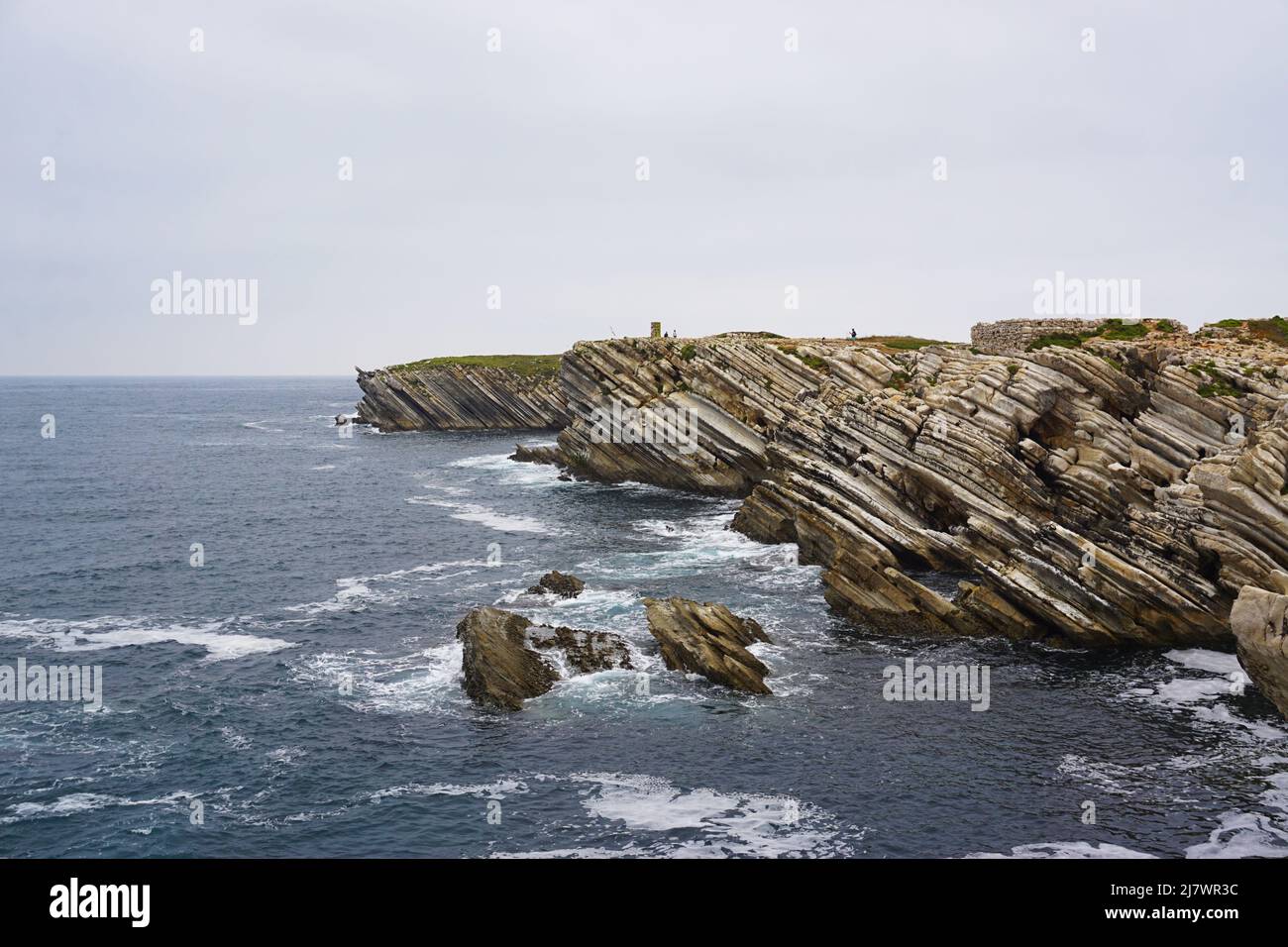 Atemberaubende Klippen und Naturmuster auf einer kleinen Insel am Atlantischen Ozean in Baleal, Portugal Stockfoto