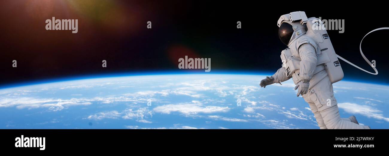 astronaut beim Spacewalk im Orbit, Hintergrundbanner Stockfoto