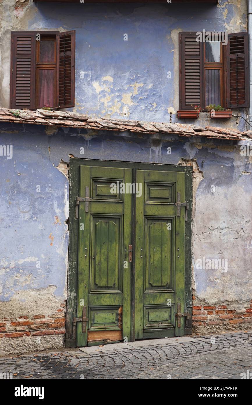 Schöne alte Hausfassade mit grüner Tür in Albert Huet Square, Sibiu Stockfoto