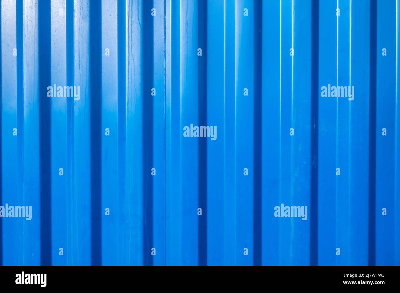 Blaue Behälterwand mit Wellblech als Hintergrund mit Text-Freiraum Stockfoto