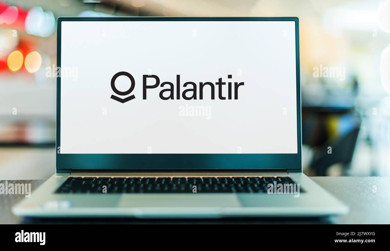 POZNAN, POL - OCT 22, 2021: Laptop-Computer mit Logo von Palantir Technologies, einem öffentlichen amerikanischen Softwareunternehmen, das sich auf Big Data spezialisiert hat Stockfoto