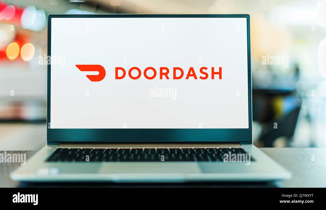 POZNAN, POL – 22. Okt 2021: Laptop-Computer mit Logo von DoorDash, Inc., einer Online-Plattform für die Bestellung und Lieferung von Lebensmitteln mit Sitz in San Franc Stockfoto