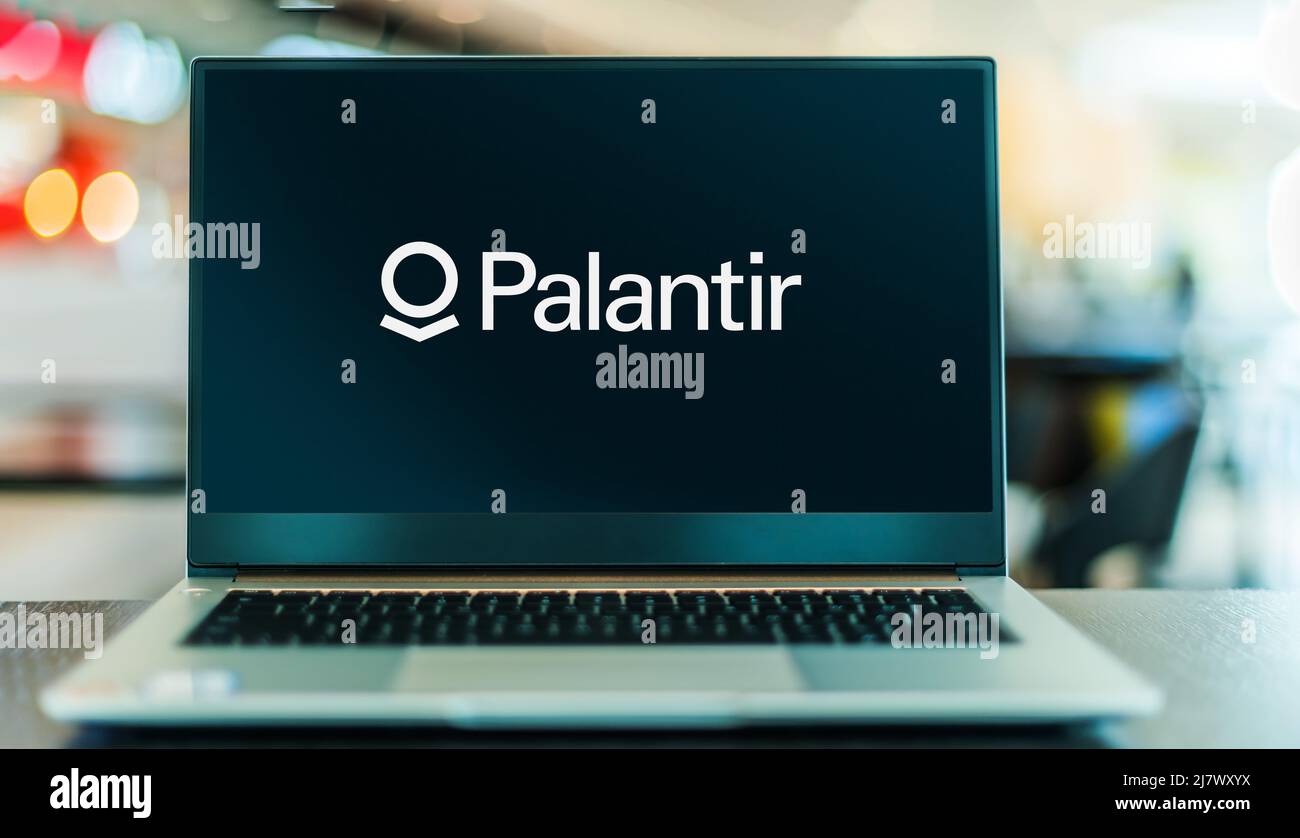 POZNAN, POL - OCT 22, 2021: Laptop-Computer mit Logo von Palantir Technologies, einem öffentlichen amerikanischen Softwareunternehmen, das sich auf Big Data spezialisiert hat Stockfoto