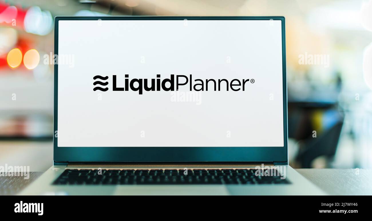 POZNAN, POL – 8. DEZEMBER 2021: Laptop-Computer mit Logo von LiquidPlanner, Inc., einem Online-Unternehmen für Projektmanagement-Software mit Sitz in Seattle Stockfoto