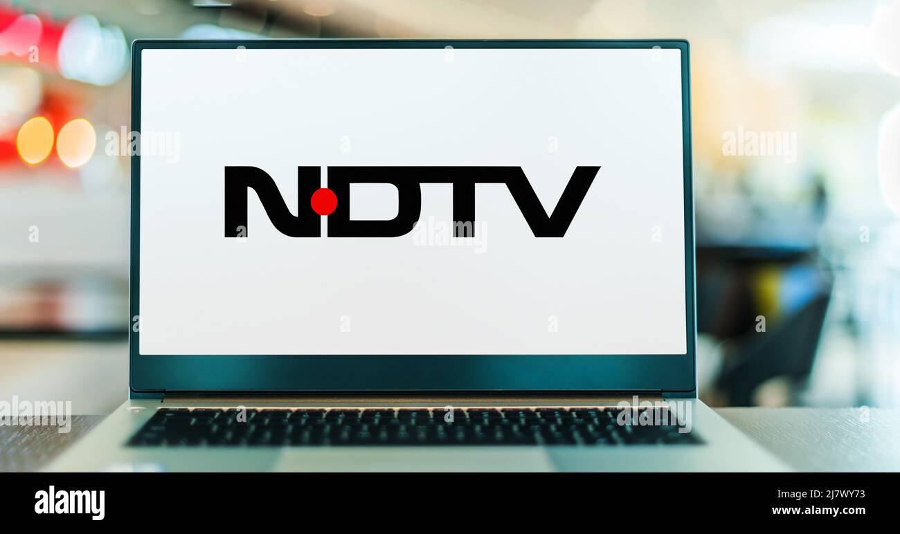POZNAN, POL - 05. FEB 2022: Laptop-Computer mit Logo von New Delhi Television Ltd, einem indischen Nachrichtenmedienunternehmen, das sich auf Broadcast und Digita konzentriert Stockfoto