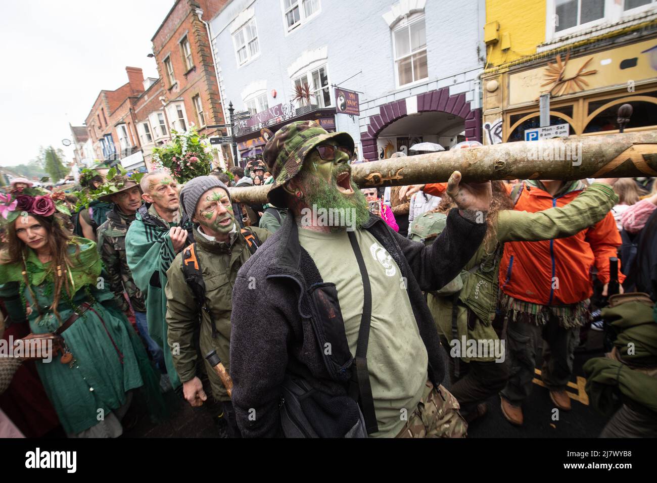 Glastonbury, Somerset, Großbritannien. 1. Mai 2022. Beltane Feiern in Glastonbury sind eine moderne Interpretation des alten keltischen heidnischen Fruchtbarkeitsritus Stockfoto