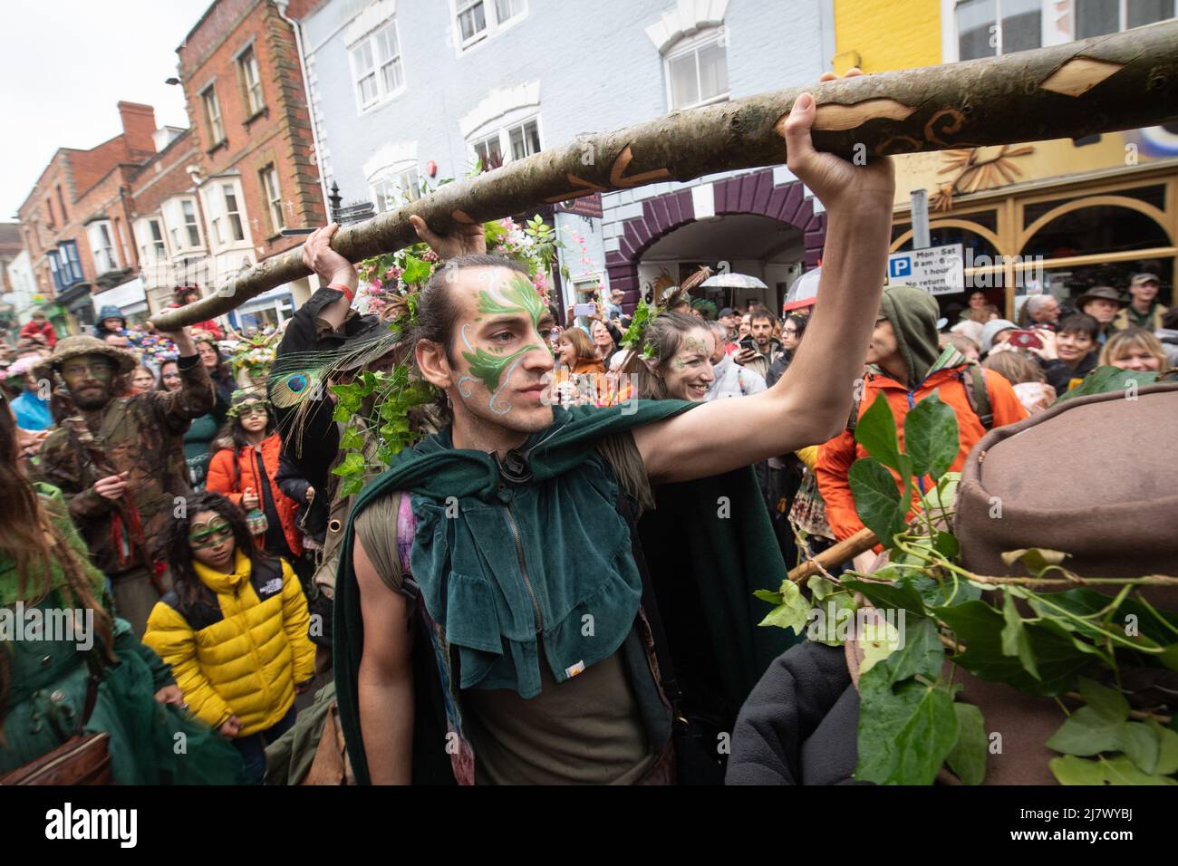 Glastonbury, Somerset, Großbritannien. 1. Mai 2022. Beltane Feiern in Glastonbury sind eine moderne Interpretation des alten keltischen heidnischen Fruchtbarkeitsritus Stockfoto