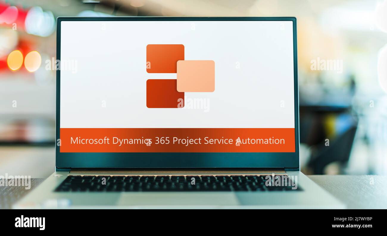 POZNAN, POL - APR 9, 2022: Laptop-Computer mit Logo von Microsoft Dynamics 365 Project Service Automation Stockfoto