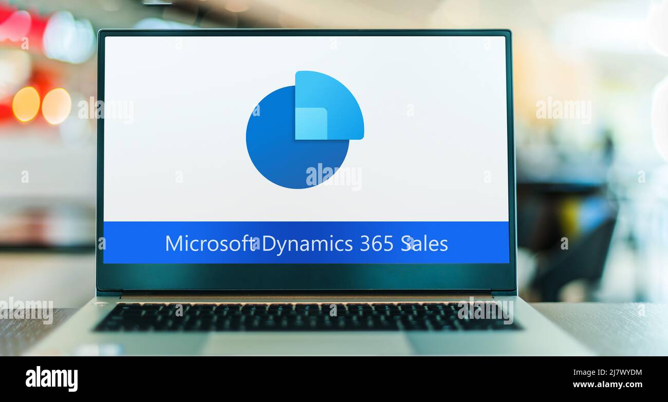 POZNAN, POL - APR 9, 2022: Laptop-Computer mit Logo des Microsoft Dynamics 365 Sales Stockfoto