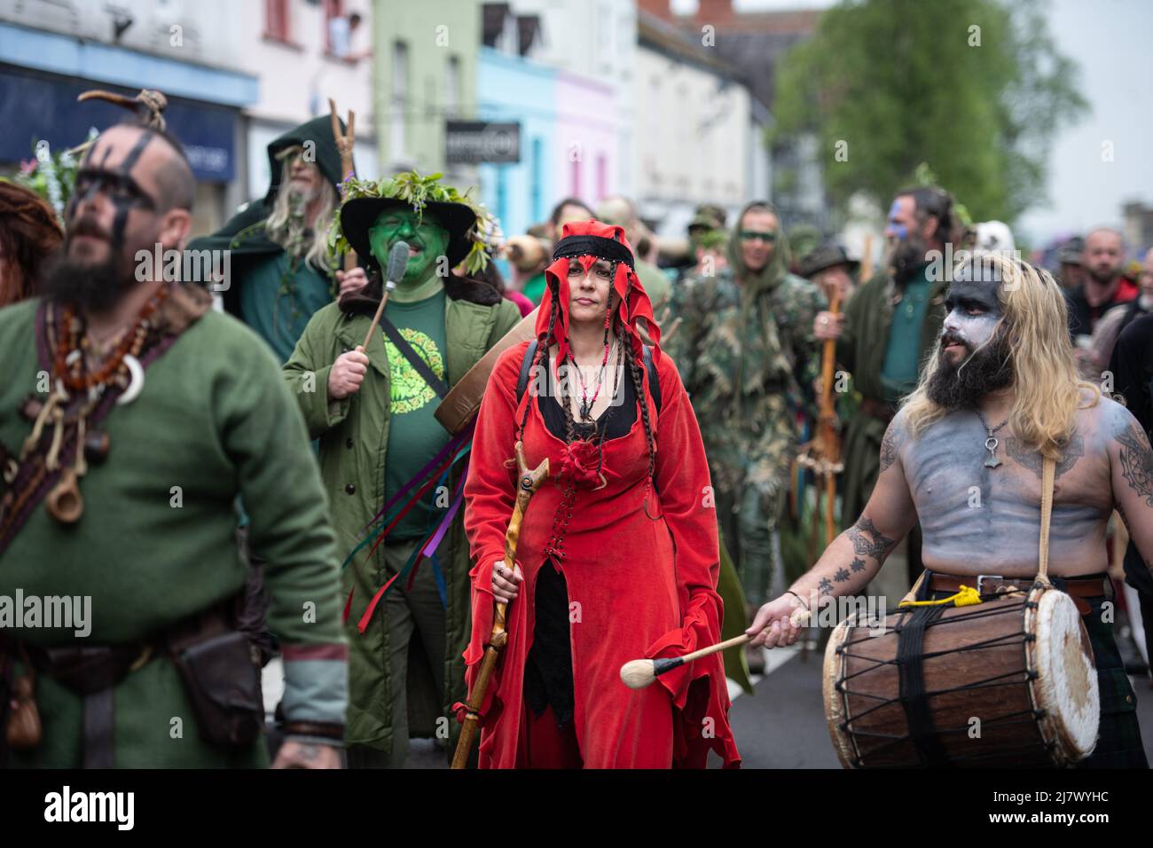 Glastonbury, Somerset, Großbritannien. 1. Mai 2022. Beltane Feiern in Glastonbury sind eine moderne Interpretation des alten keltischen heidnischen Fruchtbarkeitsritus Stockfoto