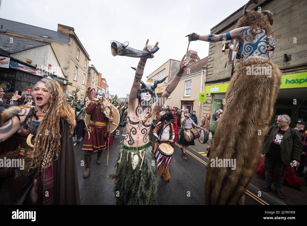 Glastonbury, Somerset, Großbritannien. 1. Mai 2022. Beltane Feiern in Glastonbury sind eine moderne Interpretation des alten keltischen heidnischen Fruchtbarkeitsritus Stockfoto