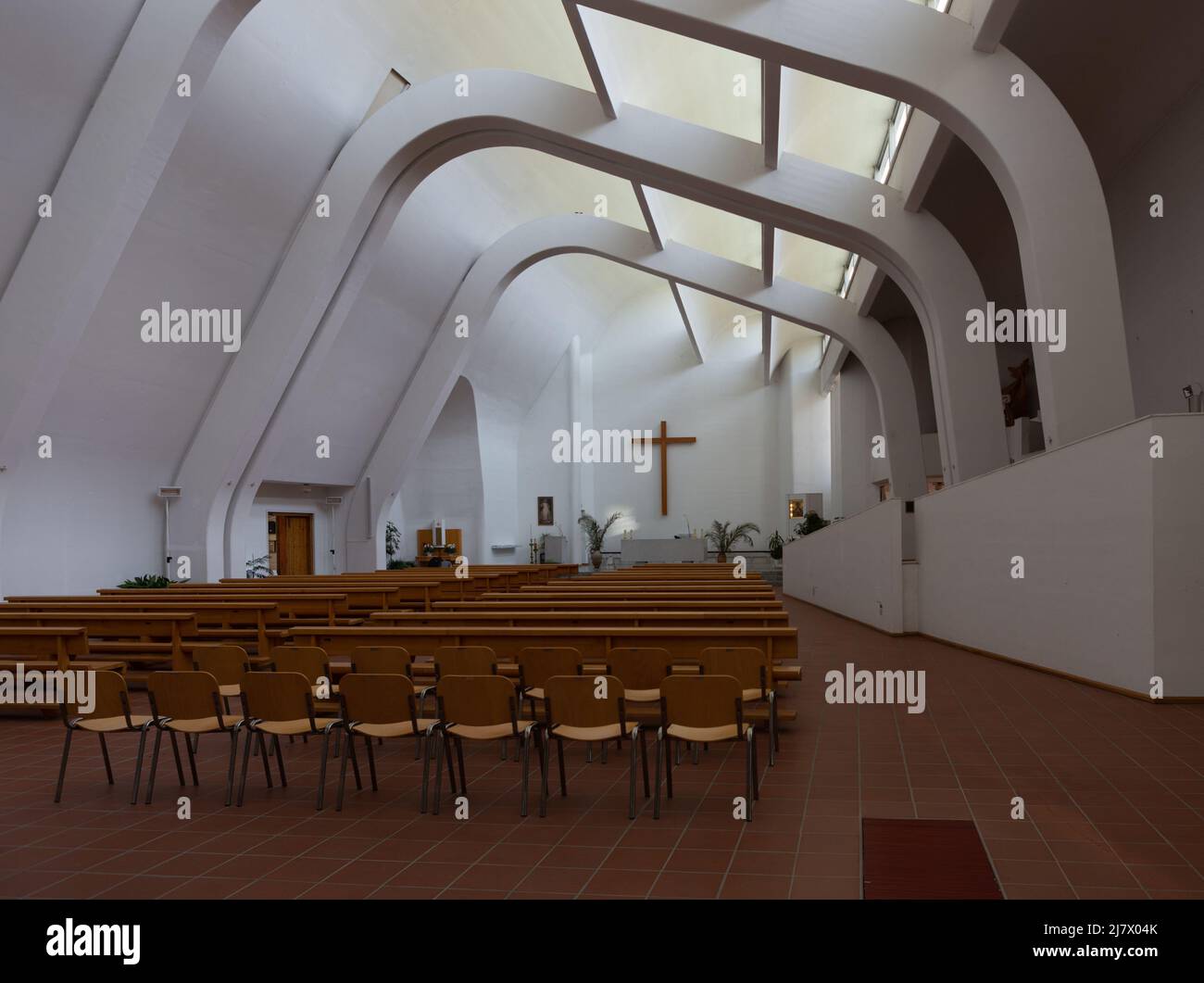 Kirche in Riola von Alvar Aalto. Ein schönes Beispiel für internationalen Stil - gut an die Umgebung angepasst und ein helles und ruhiges Interieur. Stockfoto