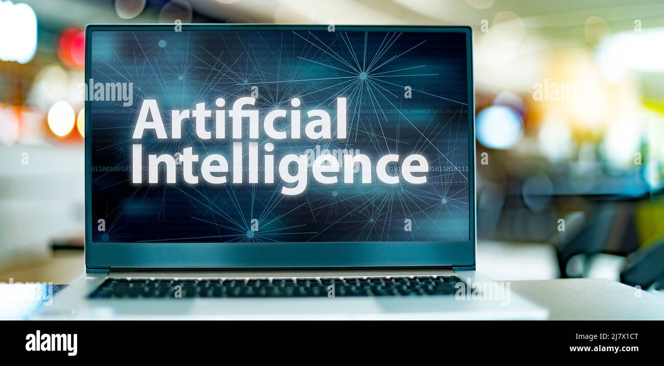 Laptop-Computer mit einem Zeichen für künstliche Intelligenz, Robotik und vierte industrielle Revolution Stockfoto
