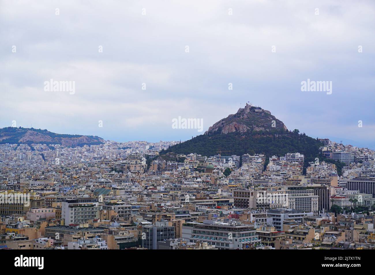 Panoramablick auf Athen, von der Akropolis aus gesehen, mit dem Berg Lycabettus in Sicht und grauem Himmel Stockfoto