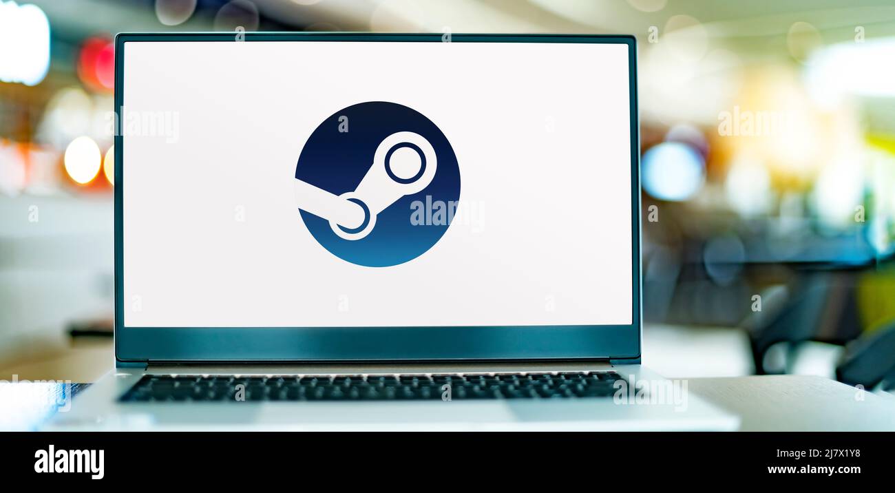 POZNAN, POL - APR 7, 2022: Laptop-Computer mit Logo von Steam, einem digitalen Videospiel-Distributionsdienst von Valve Stockfoto