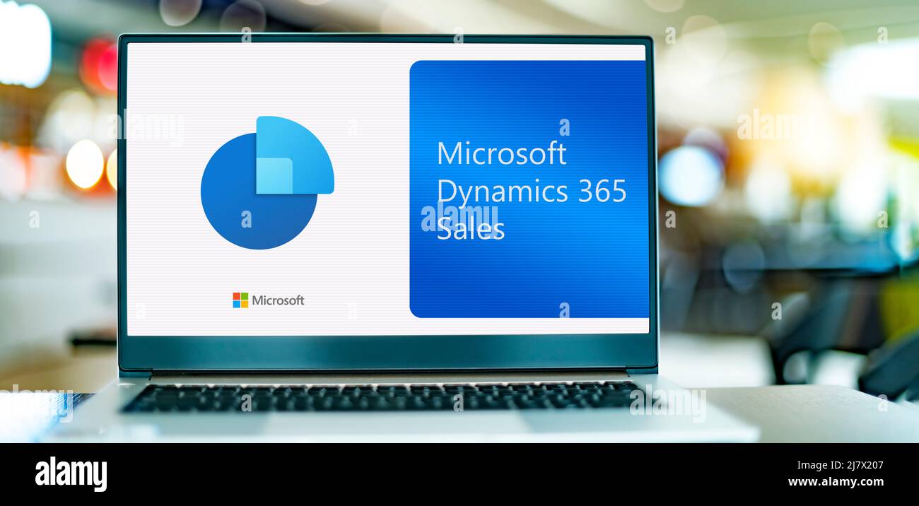 POZNAN, POL - APR 9, 2022: Laptop-Computer mit Logo des Microsoft Dynamics 365 Sales Stockfoto