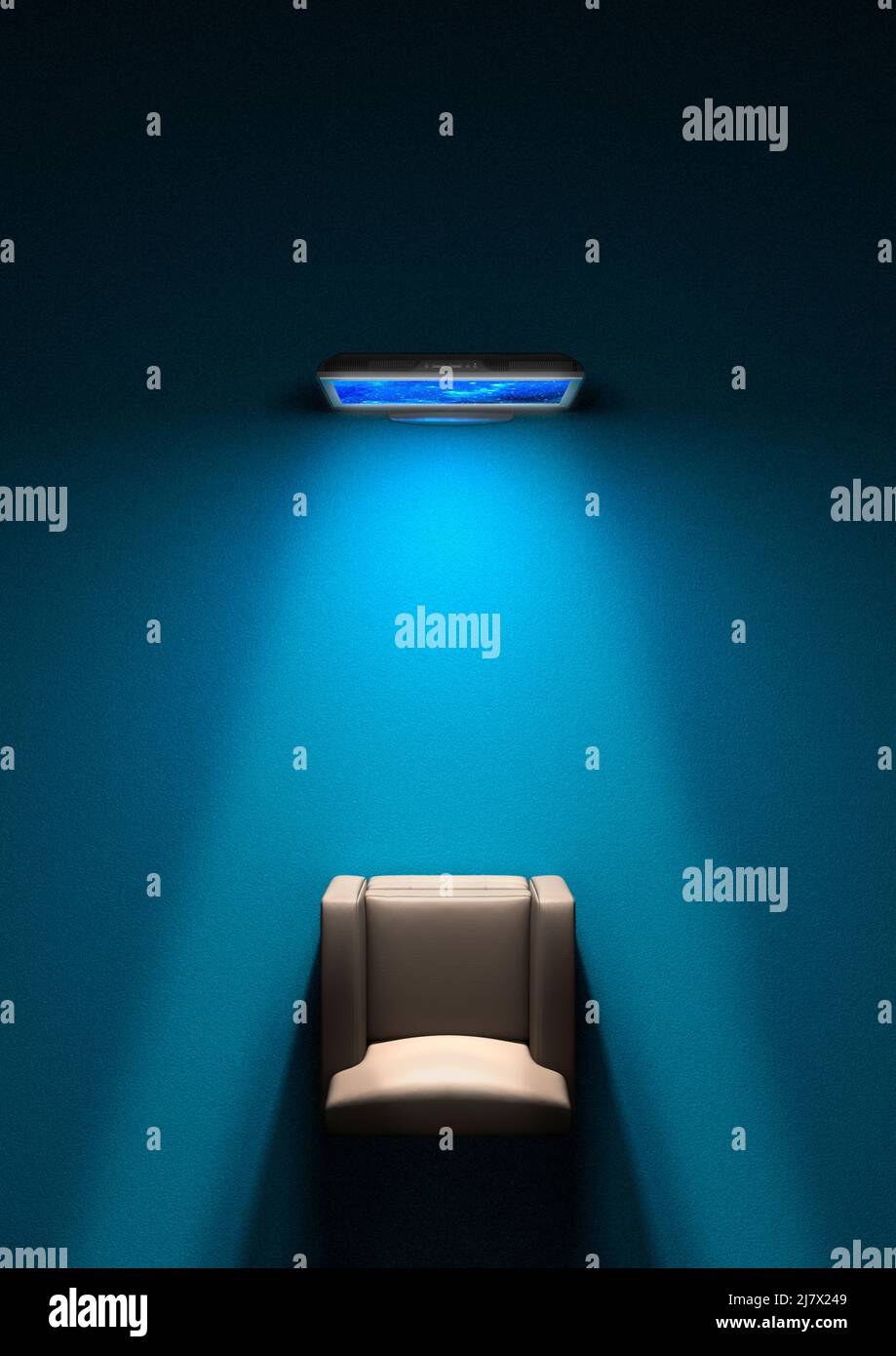Leerer Sessel vor einem Fernsehbildschirm. Ansicht von oben. Blaues Licht, dunkles Zimmer. Goggle-Box. Fehlt. Heimkino. Filmabend Stockfoto