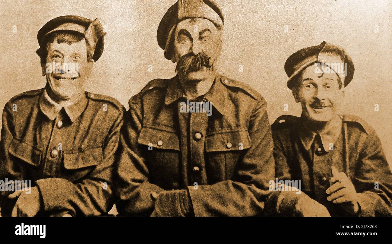 1917 Theaterstück „Soldiers Three“ - Alf, Bert, Old Bill - Schauspieler Sinclair Cotton, Arthur Bouchier (Old Bill) und Tom Woottwell spielen „Bert“ Stockfoto