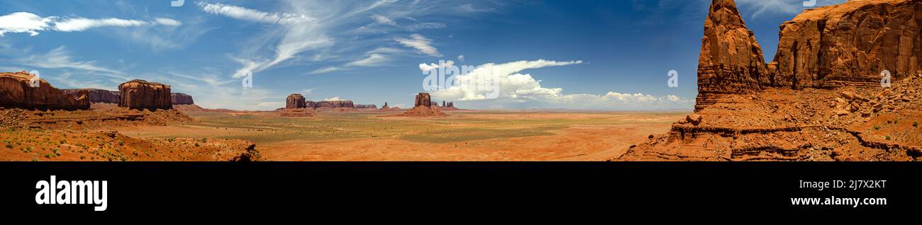 Ultra-Breitbild-Panorama mit hoher Auflösung über die rote Wüste mit typischen Mesas im Monument Valley Stockfoto