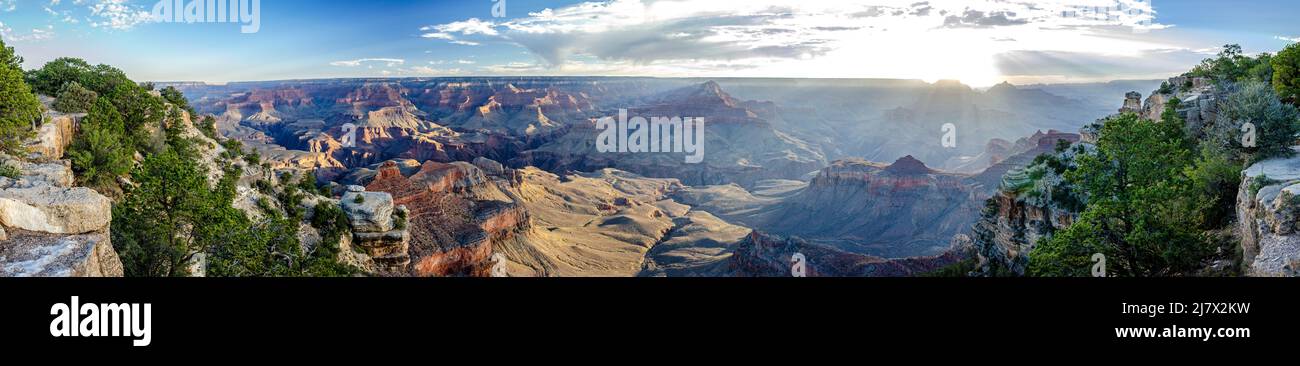 Ultra-Breitbild-Panoramaaufnahme des Grand Canyon bei Sonnenaufgang Stockfoto