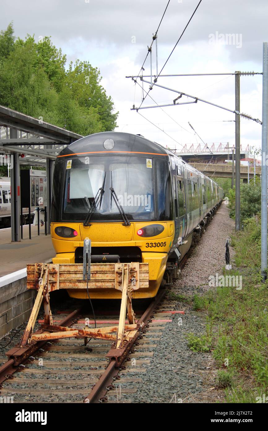 Die Klasse 333 Northern fährt am Dienstag, den 10.. Mai 2022, elektrische Triebzüge an den Puffern des Bahnsteiges 1 am Bahnhof Bradford Forster Square. Stockfoto