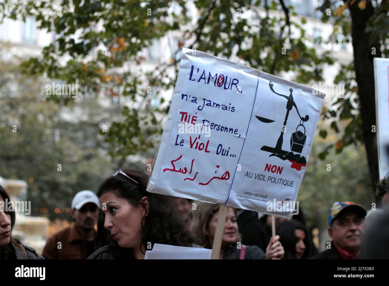 Paneau 'L'amour n'a jamais tué personne, le viol oui...' à Manifestation de soutien à Paris à une victime de viol qui se retrouve Accusée en Tunisie Stockfoto