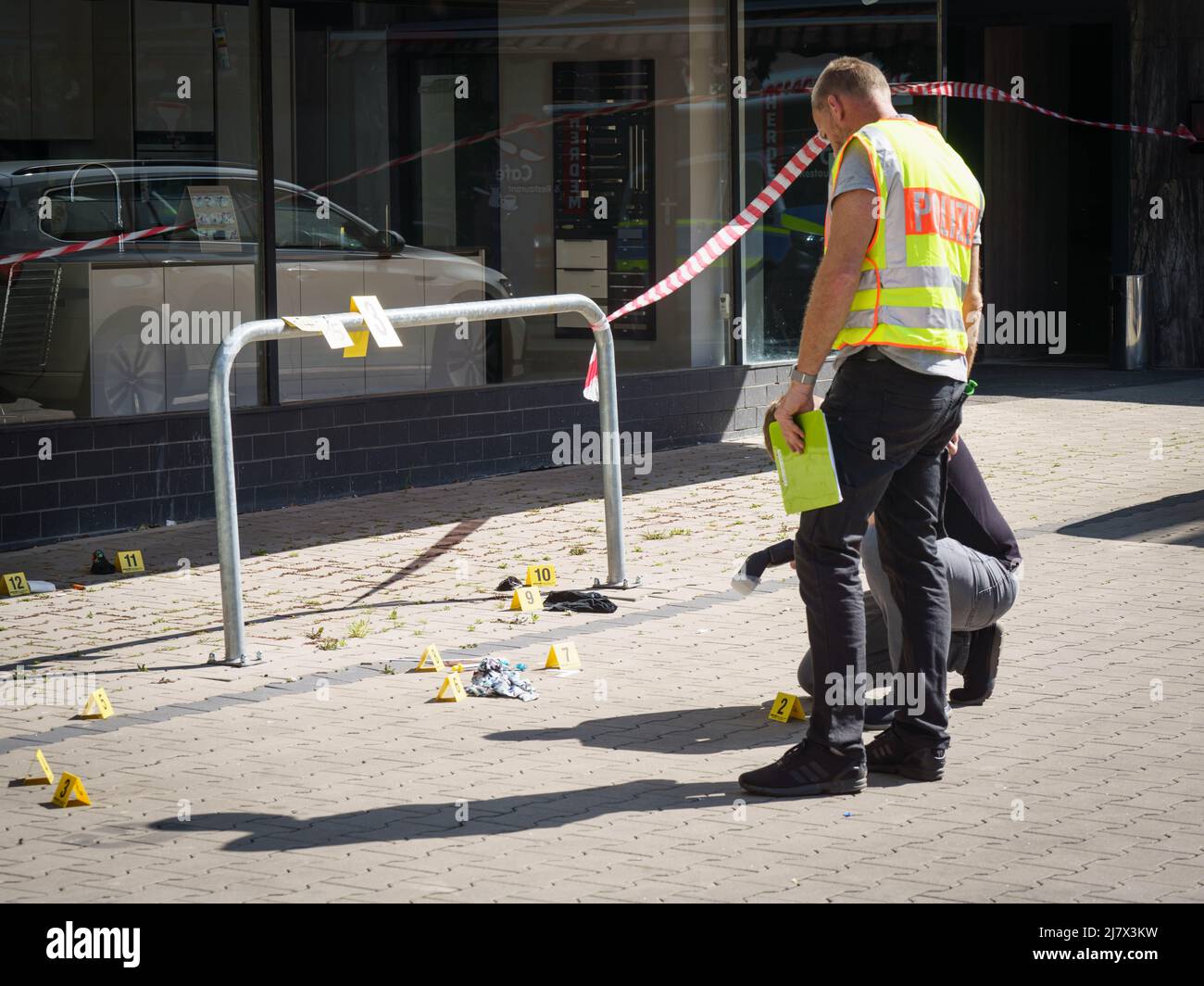 Hanau, Deutschland. 11.. Mai 2022. Forensiker arbeiten vor einem Hochhaus in der Innenstadt von Hanau. Kredit: Frank Rumpenhorst/dpa/Alamy Live Nachrichten Stockfoto