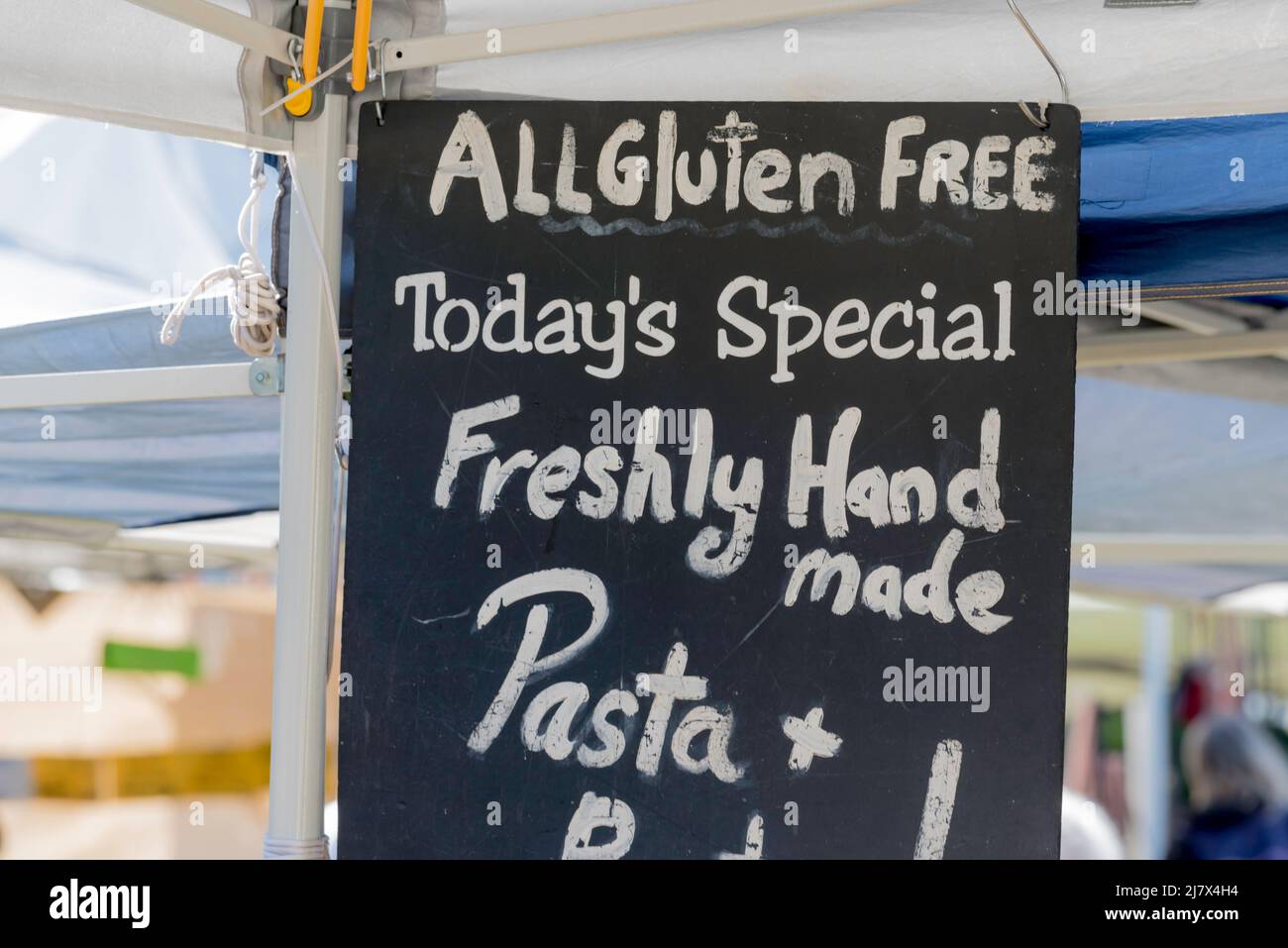 Ein Schild mit glutenfreien Lebensmitteln auf einem lokalen Markt für Produkte in Sydney, New South Wales, Australien Stockfoto
