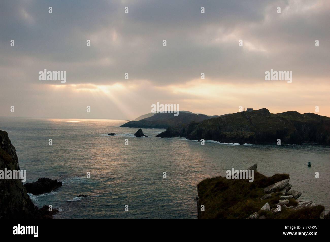 Baltimore Sonnenuntergang über dem Hafeneingang in Irland. Stockfoto