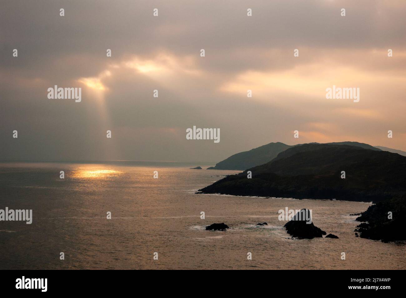 Baltimore Sonnenuntergang über dem Hafeneingang in Irland. Stockfoto