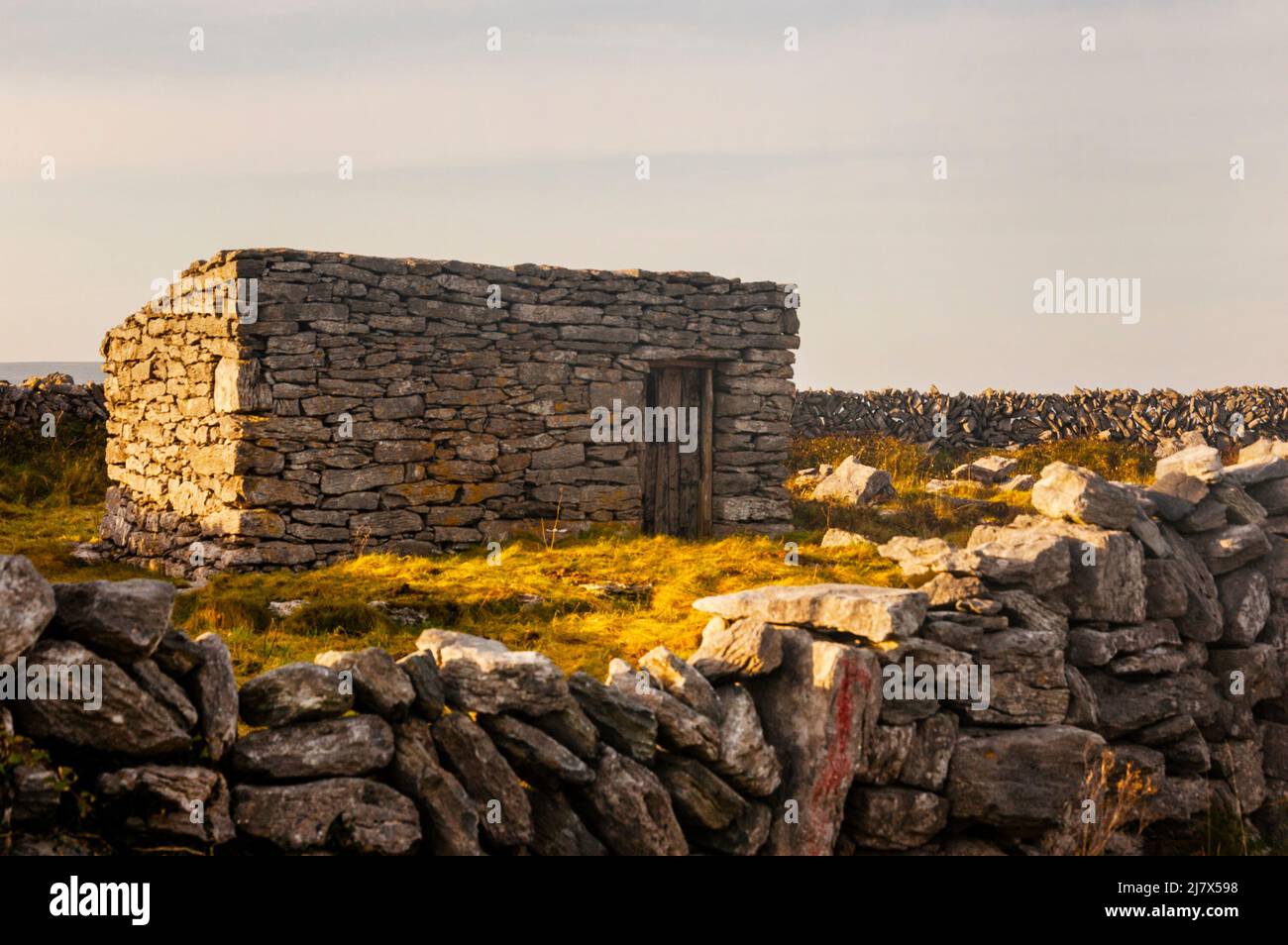 Steinbauerngebäude auf Inishmaan, Aran-Inseln, Irland. Stockfoto