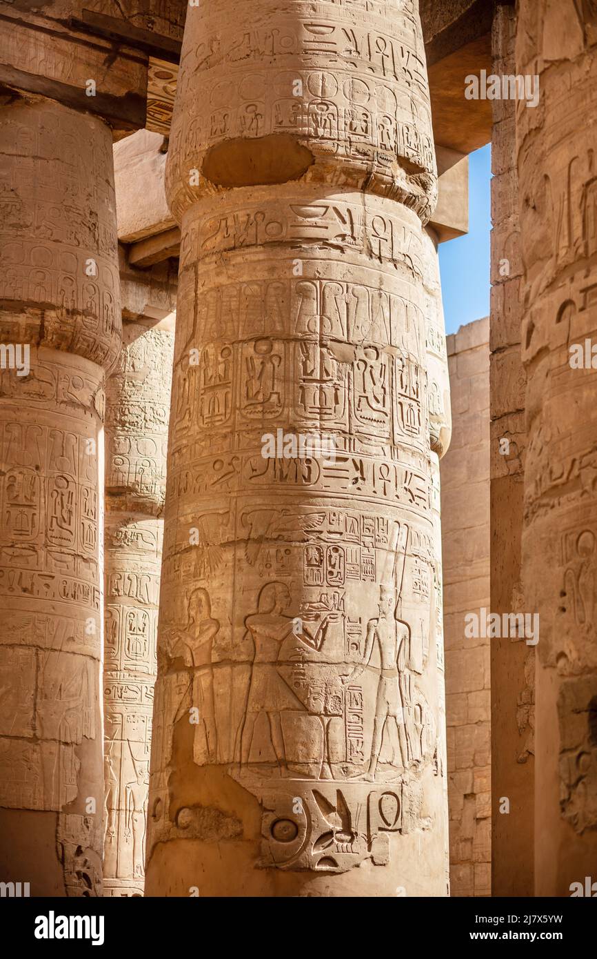 Verschiedene Säulen mit Hieroglyphen im Karnak Tempel. Karnak Tempel ist der größte Komplex im alten Ägypten. Stockfoto