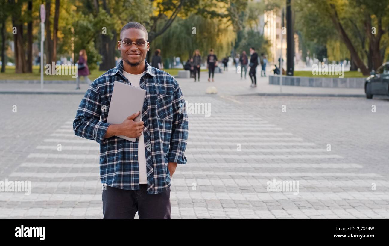 Erfolgreicher junger afro amerikanischer Geschäftsmann Kerl afrikanischer Student in Sonnenbrillen steht in der Stadt Straße zu Fuß Crosswalk Straße Verkehr Auto Fußgänger Stockfoto