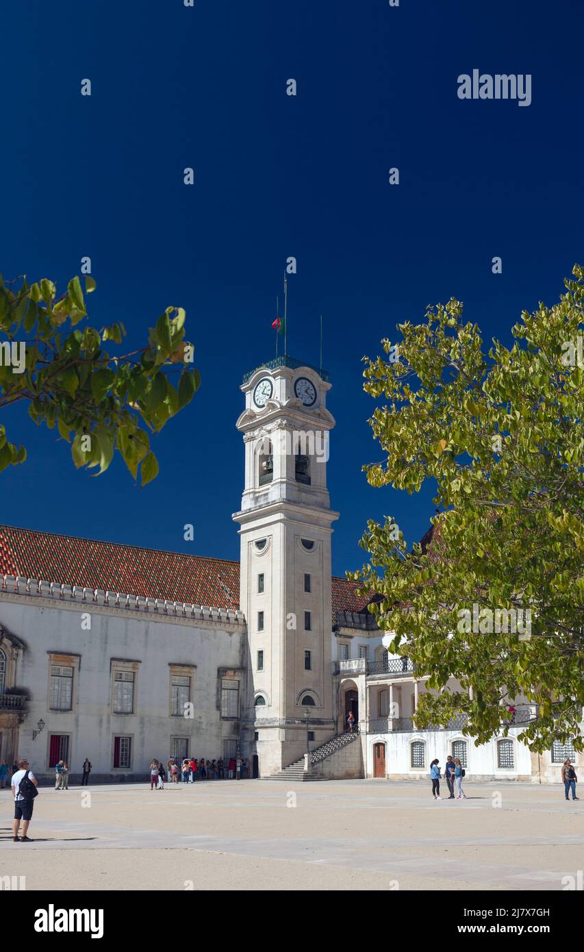 Portugal, Provinz Beira Litoral, Coimbra, der Glockenturm zwischen der Joanina-Bibliothek und der Via Latina (alter Königspalast) Stockfoto