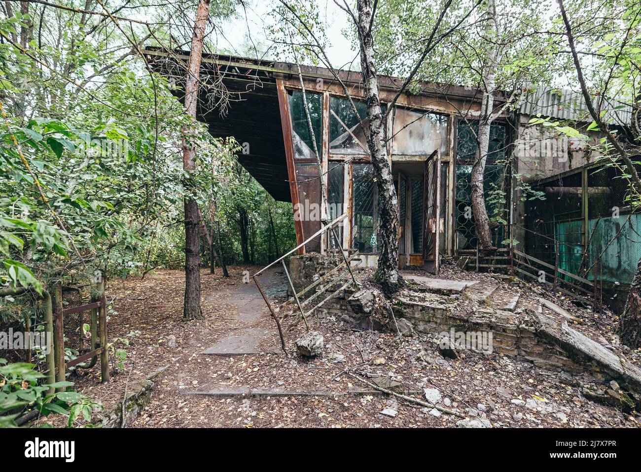 Ruiniert und verlassene radioaktive sowjetische Café in der Pripjat-Ausschlusszone von Tschernobyl Ukraine Stockfoto