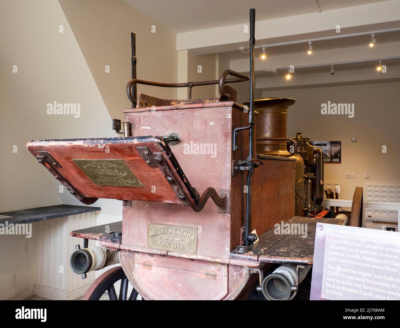 Ein alter Pferdedranw-Feuerwehrmotor in Penrhyn Castle, Bangor, North Wales, Großbritannien. Stockfoto