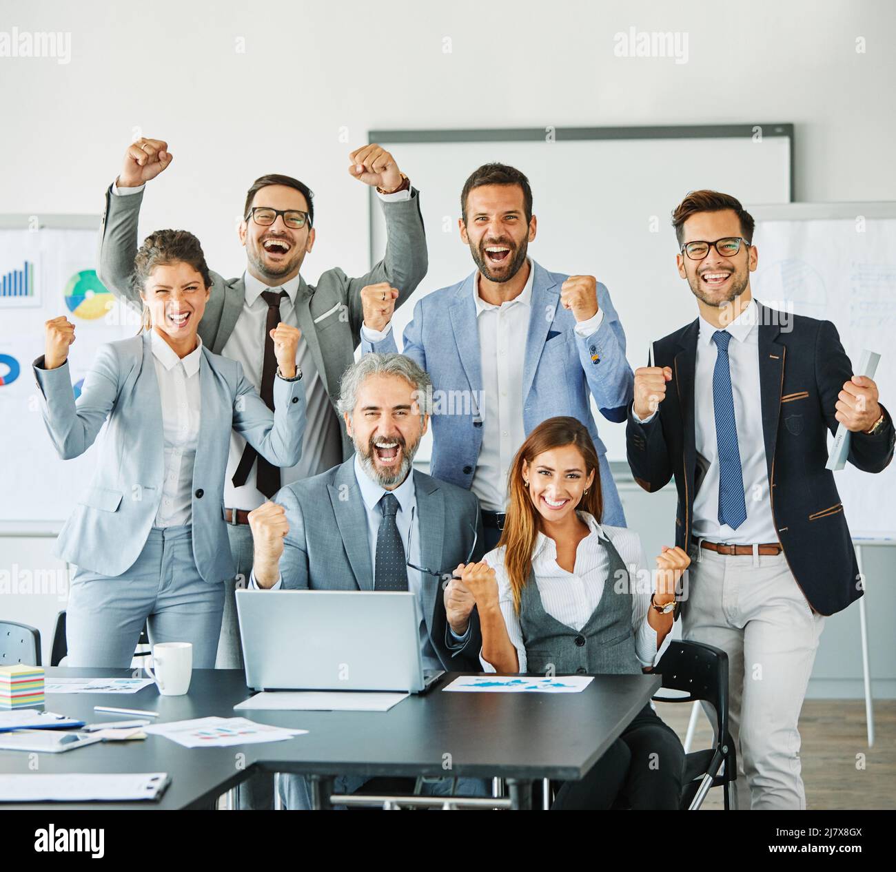 Teamwork im Unternehmen unterstützt die Gruppenkollegin Geschäftsmann Geschäftsfrau Teambüro stark Stockfoto
