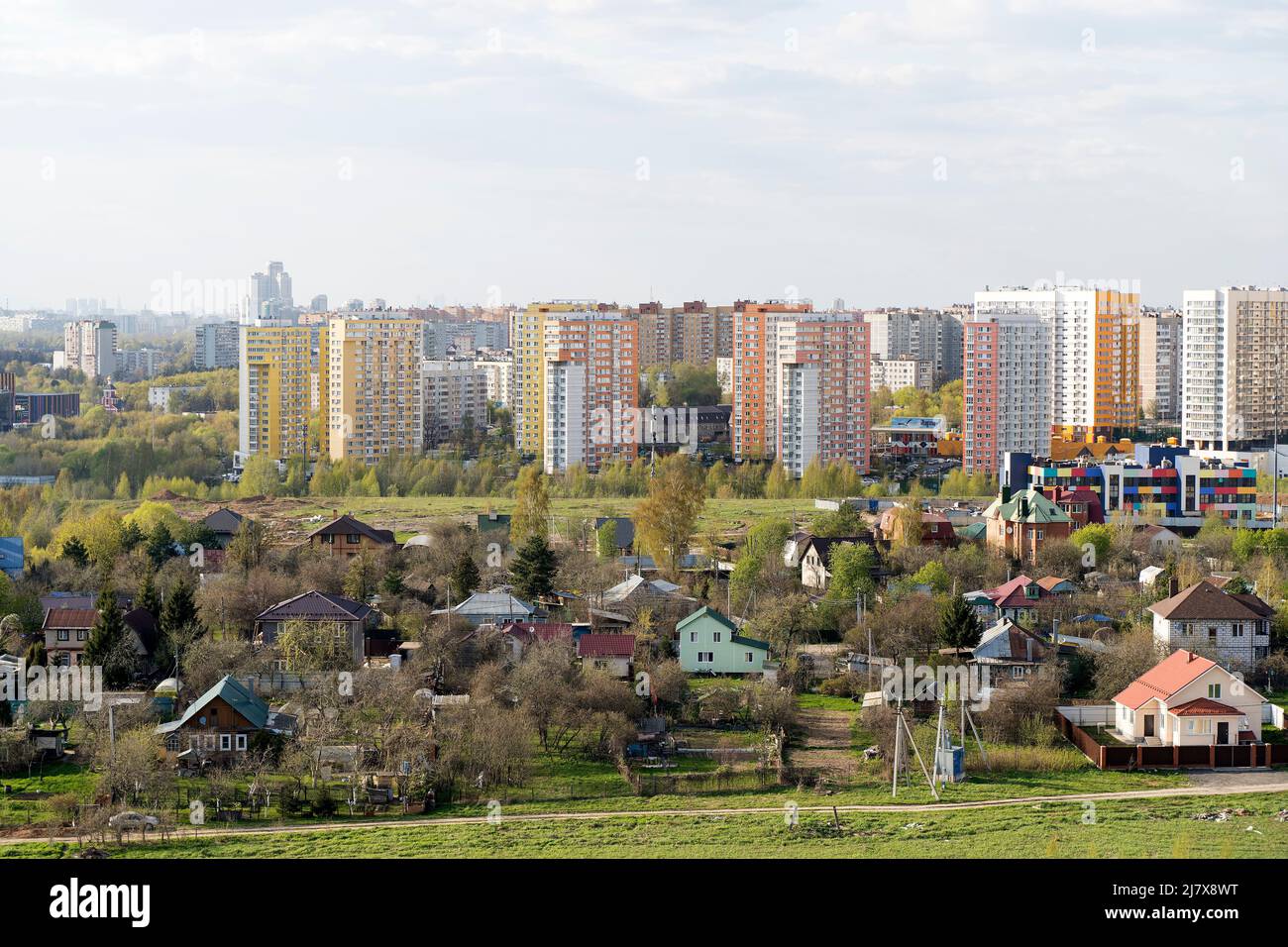Gebäude Vororte mit neuen Wohnhäusern in Russland, in der Region Moskau. Privater Sektor von Häusern vor dem Hintergrund einer Wohnanlage. Markt, Wohnen, Geschäftskonzept. Hochwertige Fotos Stockfoto