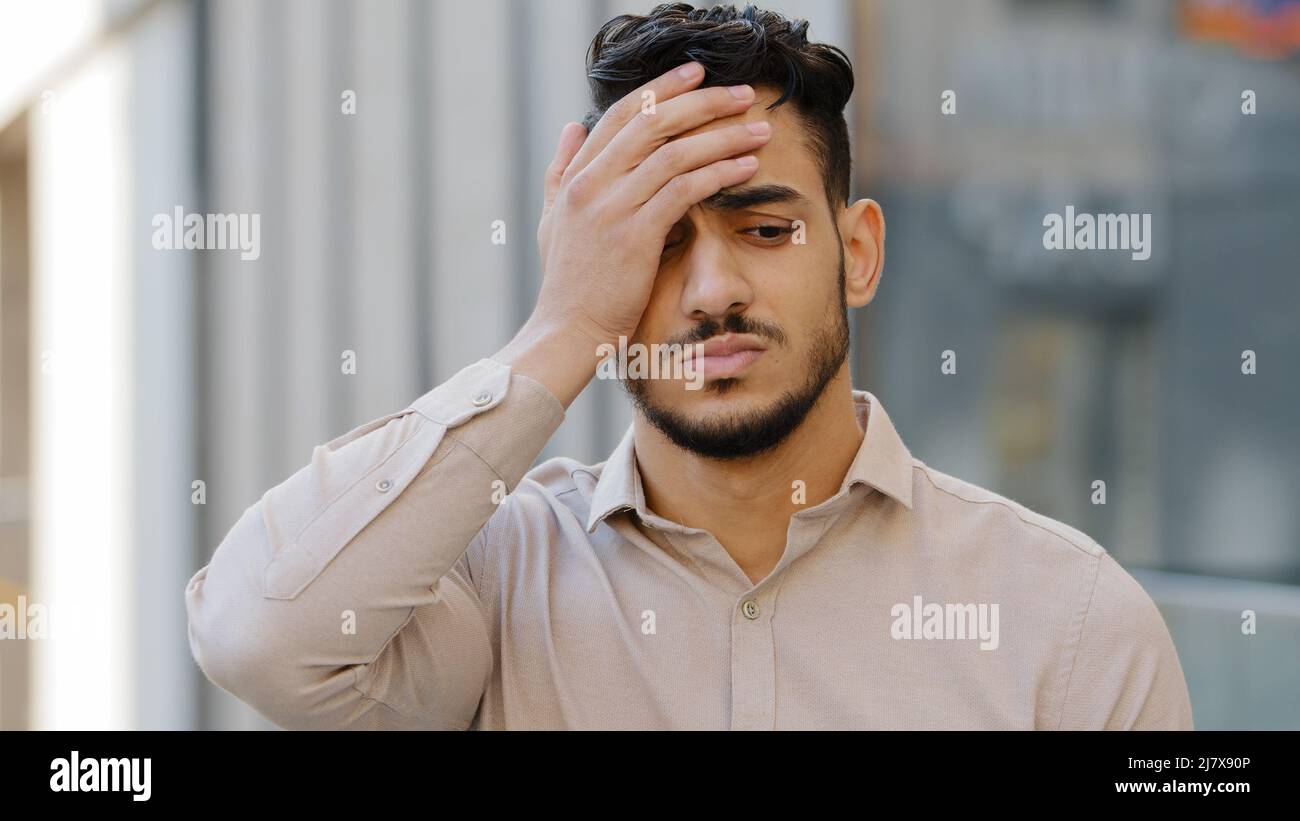 Draußen männlich Porträt traurig hispanischen lateinischen Mann jungen bärtigen Kerl verärgert frustriert stressigen Gefühl verzweifelten Geschäftsmann Blick auf Kamera nahe Gesicht Stockfoto