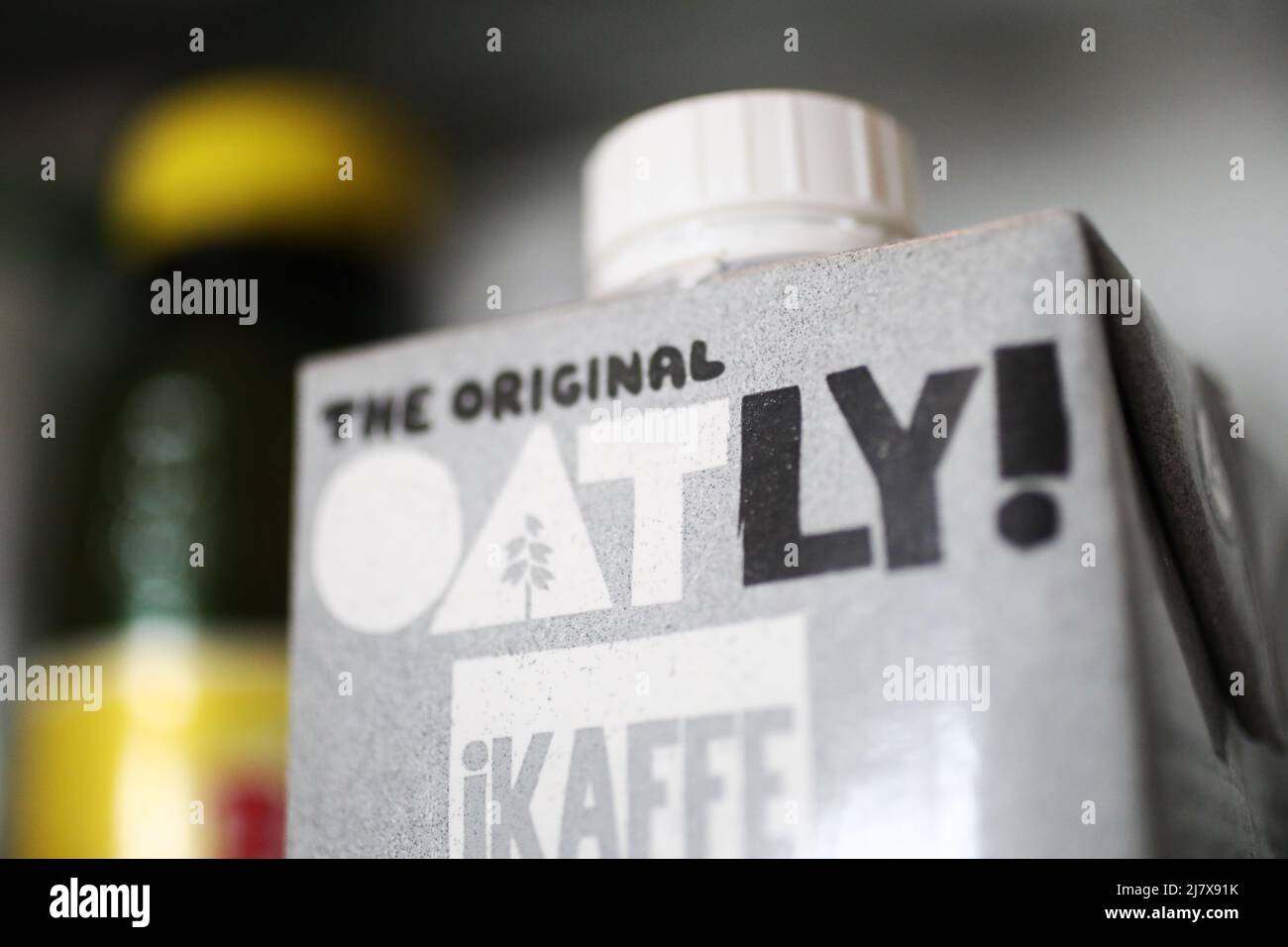 Oatly iKaffe, Barista Edition, im Kühlschrank. Stockfoto