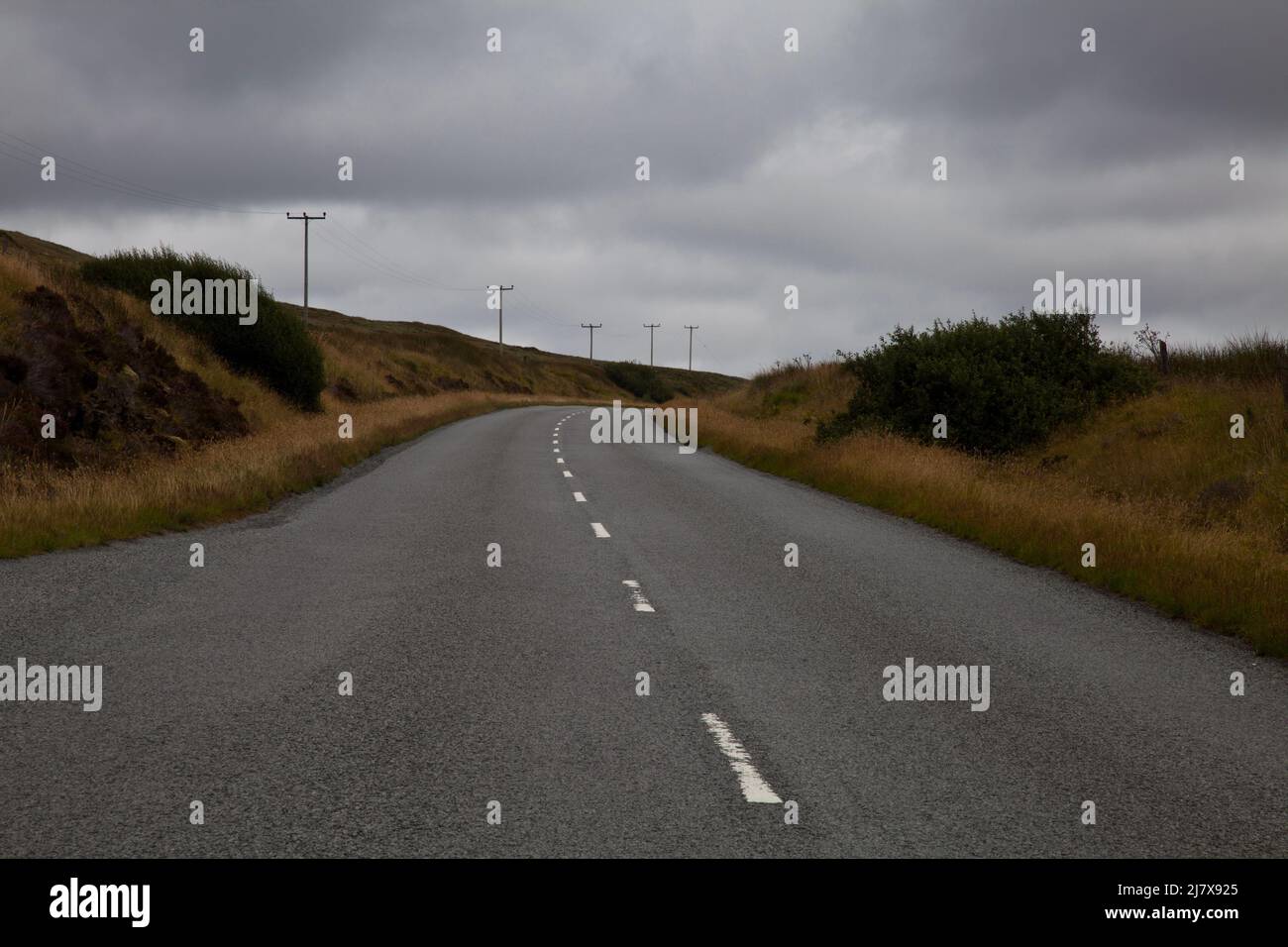 Die leere Straße des schottischen Hochlandes, Isle of Skye Stockfoto