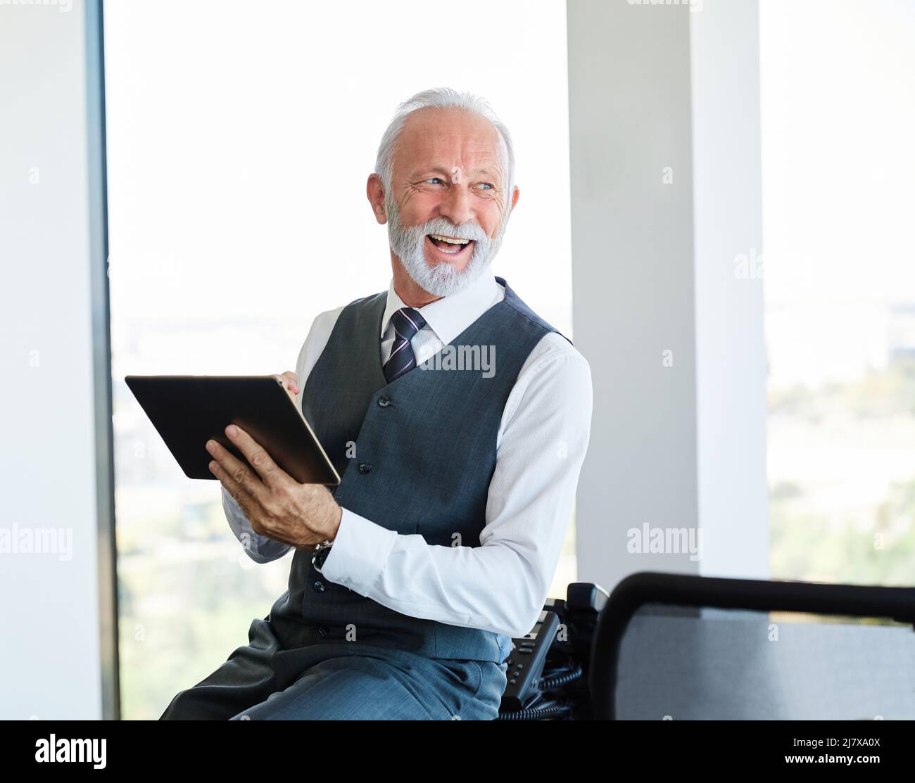 Senior Geschäftsmann Tablet Büro Arbeit Business Computer lässig reif grau Haar reif älterer Mann Porträt Stockfoto