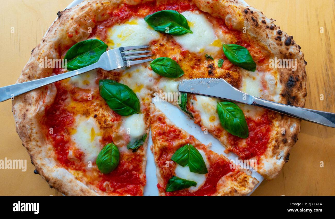 Nahaufnahme einer Pizza Margherita mit Tomatensauce, Büffelmozzarella und frischem Basilikum - die Farben der italienischen Flagge Stockfoto
